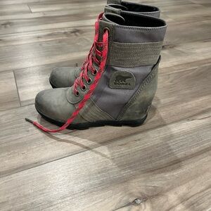 Sorel Women's Gray Joan of Arc boots with Red laces